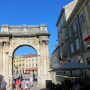 Pula: devant notre hôtel: Arc de Sergii (27 avant J-C)