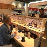 7 nov: Osaka. Une autre soirée aux sushis sur tapis roulant!