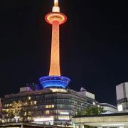 3nov: Kyoto tower en face de la station de train