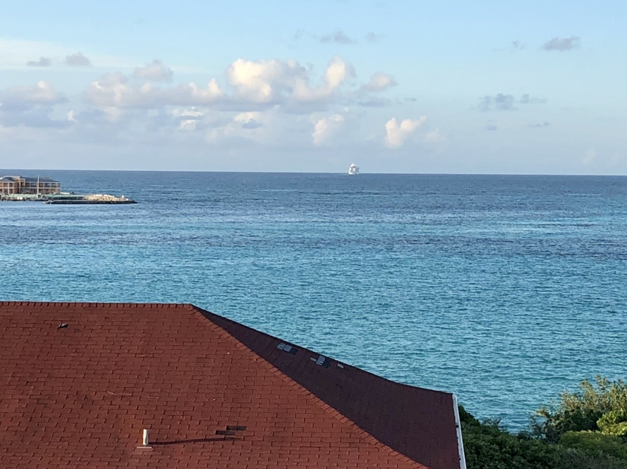 Le Crystal Serenity au loin 14 oct.