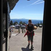 À l'entrée du Timberline Lodge