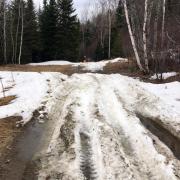 La route du chalet pas encore déneigée Mai