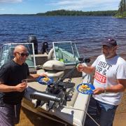 Maurice et Guy déguste le ''shore lunch'' Juillet