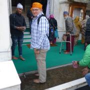 Lavage des pieds avant entrée au temple/Washing of feet before entering Temple