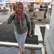 Lavage des pieds avant entrée au temple/Washing of feet before entering Temple