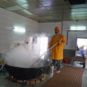 Préparation pour 5 000 personnes/Preparing food for 5 000 people