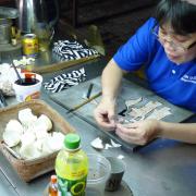 Boutique ''Handicapped Handicrafts'' Cu Chi: Artiste à l'ouvrage/Artist at work